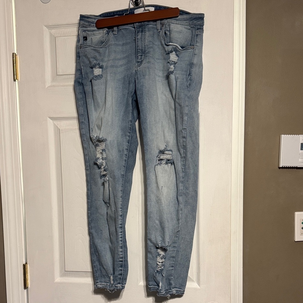 EUC KanCan Women’s Size 15/31 Light Blue Distressed Skinny Jeans